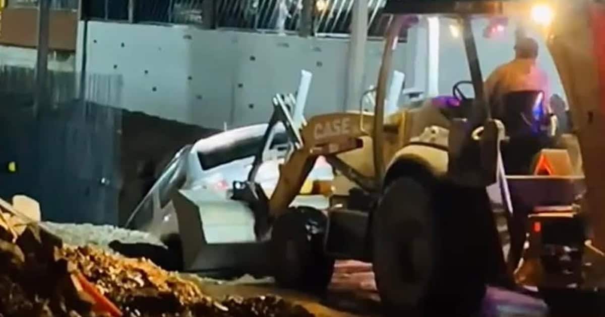 Vehículo cae en desnivel de obra en Nogales