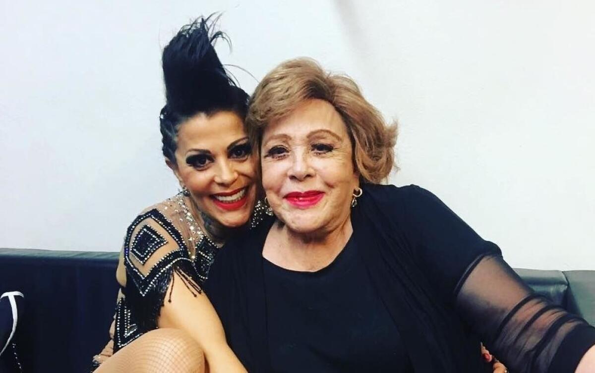 Alejandra Guzmán llora en pleno concierto por Silvia Pinal