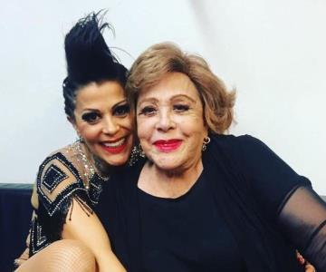 Alejandra Guzmán llora en pleno concierto por Silvia Pinal