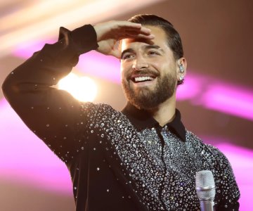 Maluma causa euforia, tras presentarse en el Monumento a la Revolución