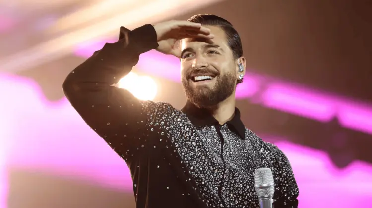 Maluma se presenta en la explanada del Monumento a la Revolución para presentar su nueva gira.