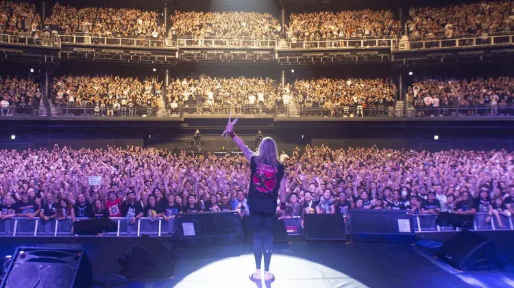 Nicko McBrain agradeció al público con una reverencia. (Especial / EXPRESO)