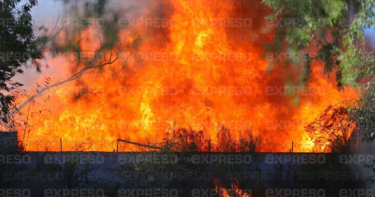 Bomberos combaten fuerte incendio en una tarimera al norte de Hermosillo