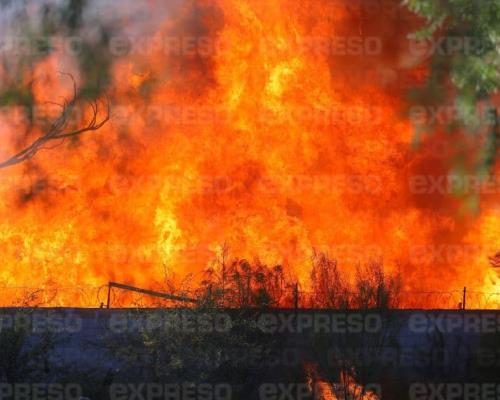 Bomberos combaten fuerte incendio en una tarimera al norte de Hermosillo