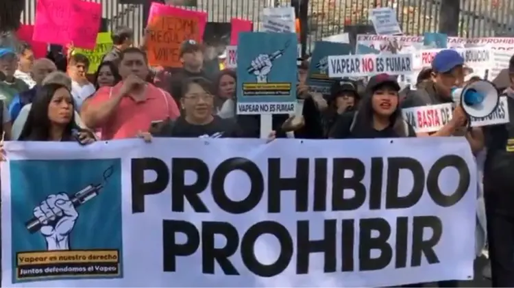 Decenas de personas se reunieron a las afueras del Senado de la República. (Foto: Captura de video)