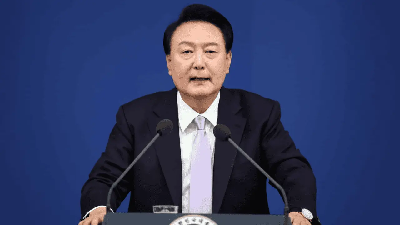 Policía de Corea del Sur allana el despacho del presidente Yoon Suk Yeol