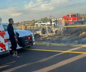 Camioneta de Guardia Nacional vuelca y se incendia; hay un muerto y 6 heridos