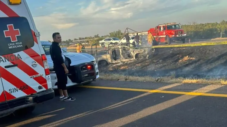 El vehículo se incendió tras salirse de la carretera y volcarse. (Foto: Especial)