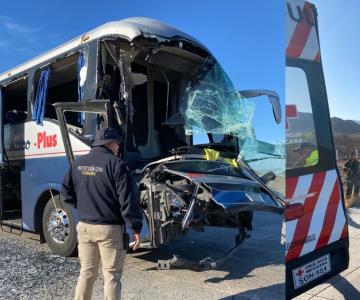 Chocan tráiler y autobús de pasajeros en la carretera Hermosillo-Guaymas