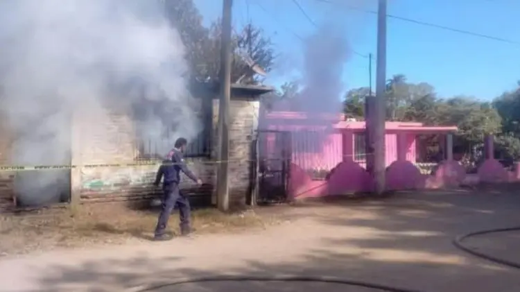 El incendio se habría iniciado aparentemente por un corto circuito. (Foto: Cortesía)
