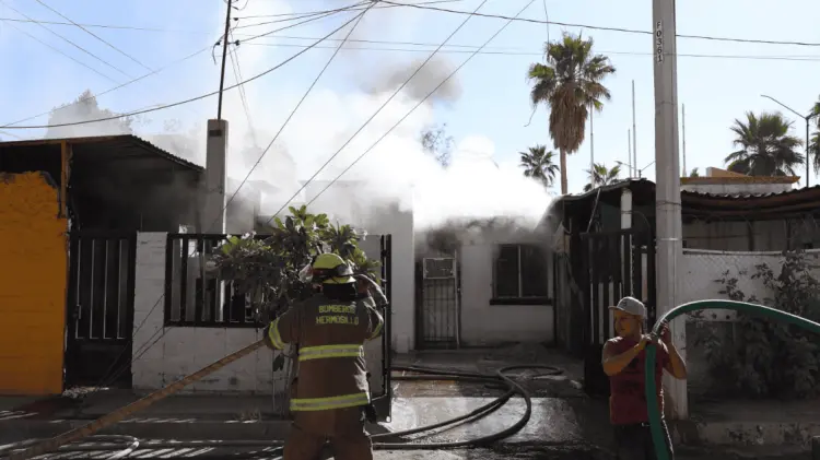 El incendio fue controlado por los bomberos después de varias horas de trabajo. (Ramón Munguía)