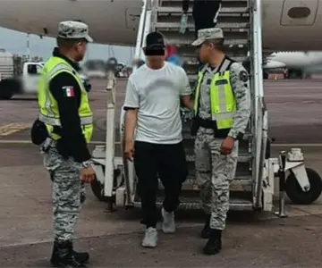 Hombre que intentó desviar avión de Volaris es imputado por 5 delitos