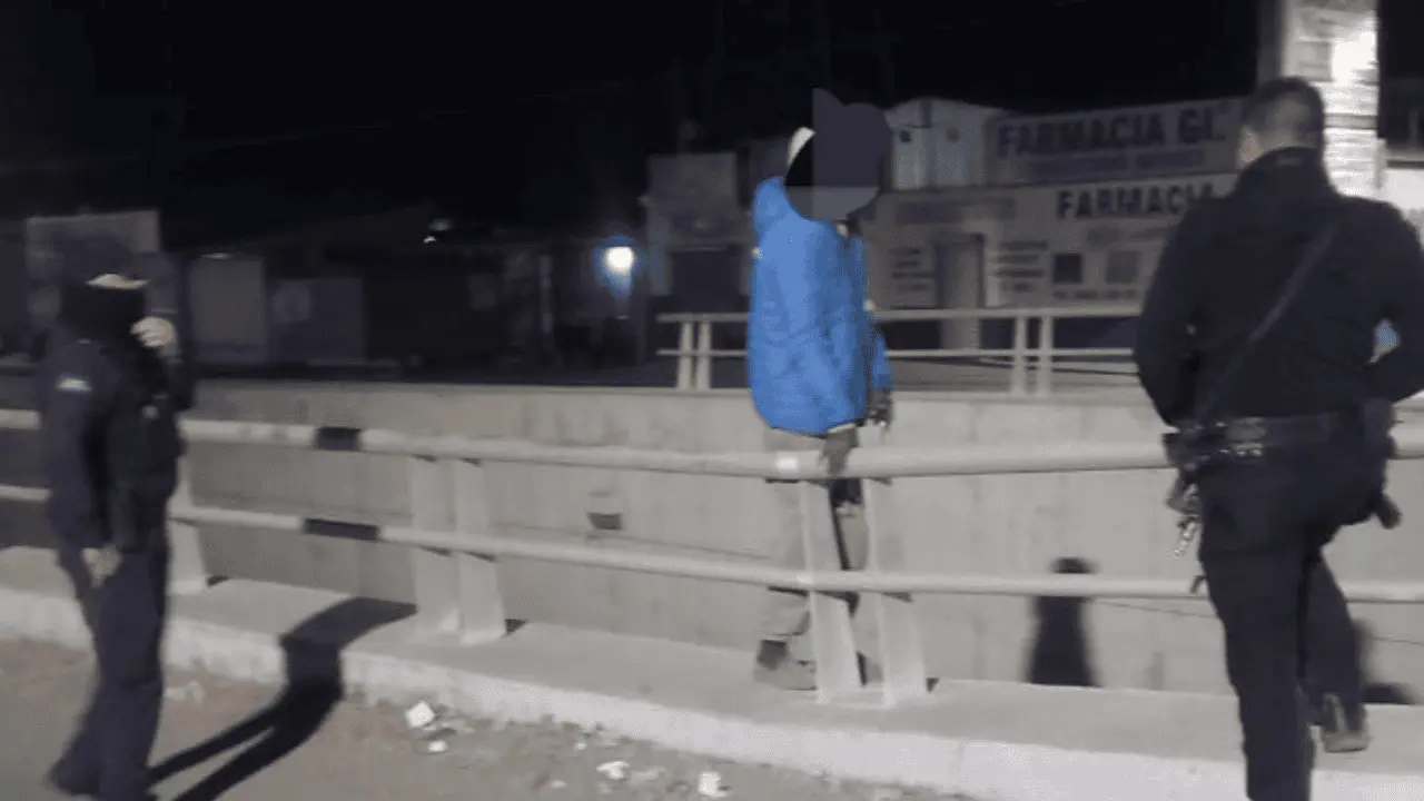 Policías evitan que hombre se lance de puente deprimido en San Pedro