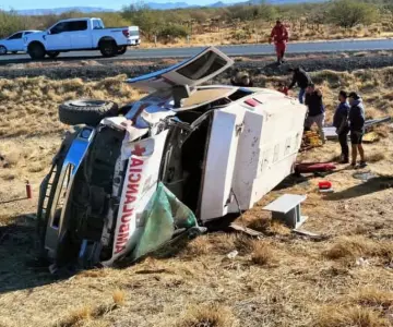Ambulancia sufre aparatoso accidente en carretera 15; hay 4 lesionados