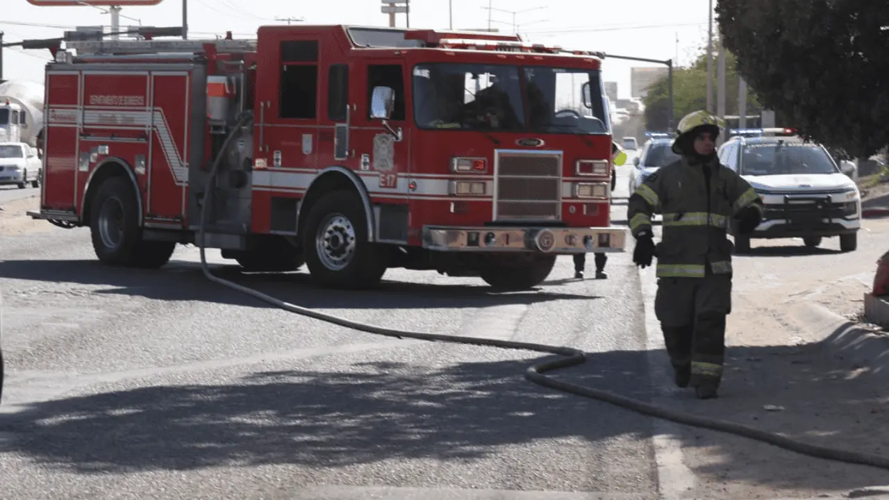 Evacúan a trabajadores de maquiladora en colonia Obrera por incendio