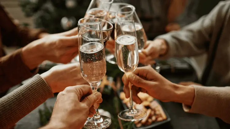 Payán explicó que pueden disfrutarse las fiestas con alcohol evitando el exceso. (Foto: Ilustrativa)