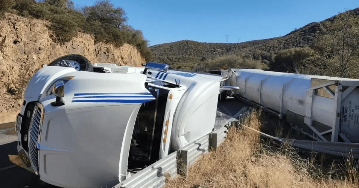 Vuelca tractocamión con gas natural en la carretera Cananea-Ímuris