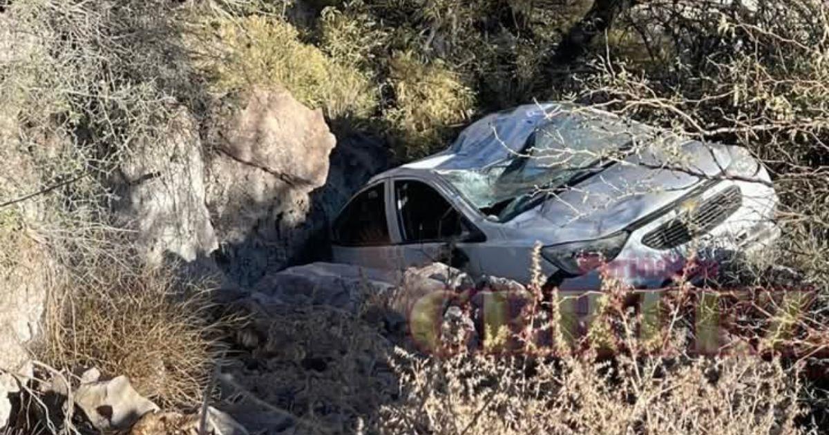 Conductor se sale de la carretera Agua Prieta - Janos y cae en un barranco