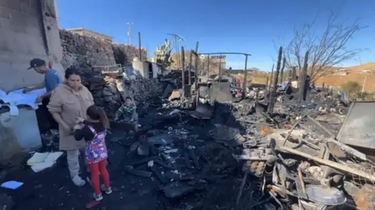 El fuerte incendio consumió por completo la vivienda en la colonia Rosarito II. (Foto: Especial)