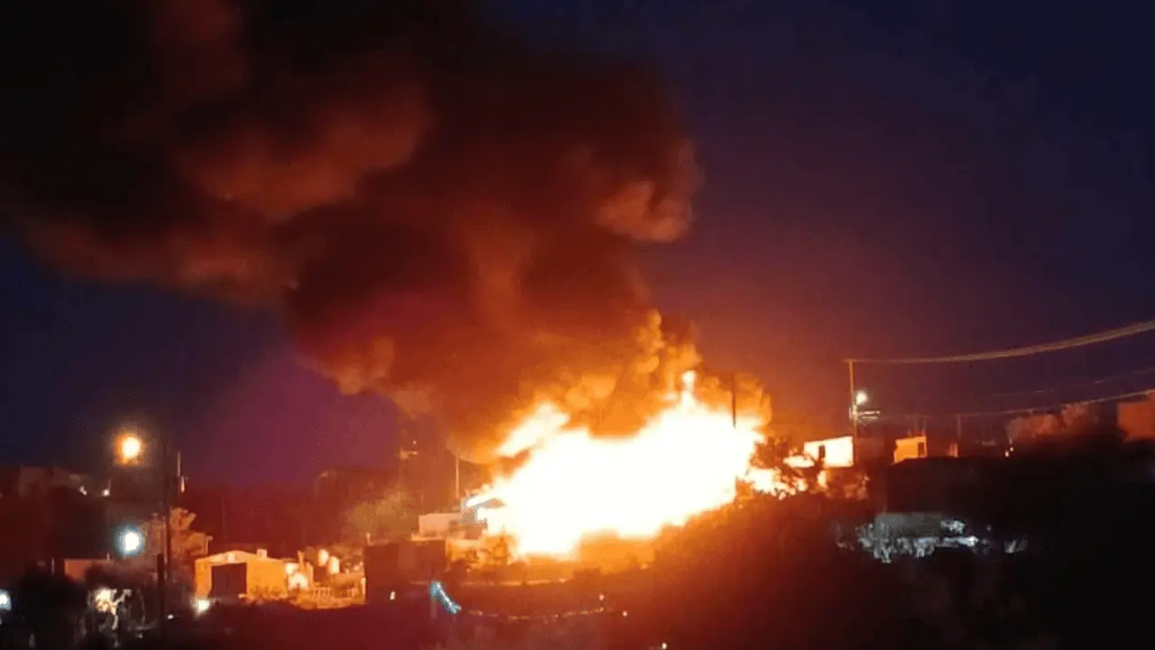 Fuerte incendio en Nogales consume al menos cuatro viviendas