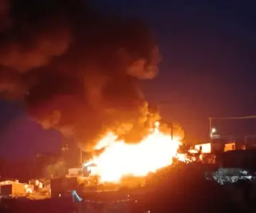 Fuerte incendio en Nogales consume al menos cuatro viviendas