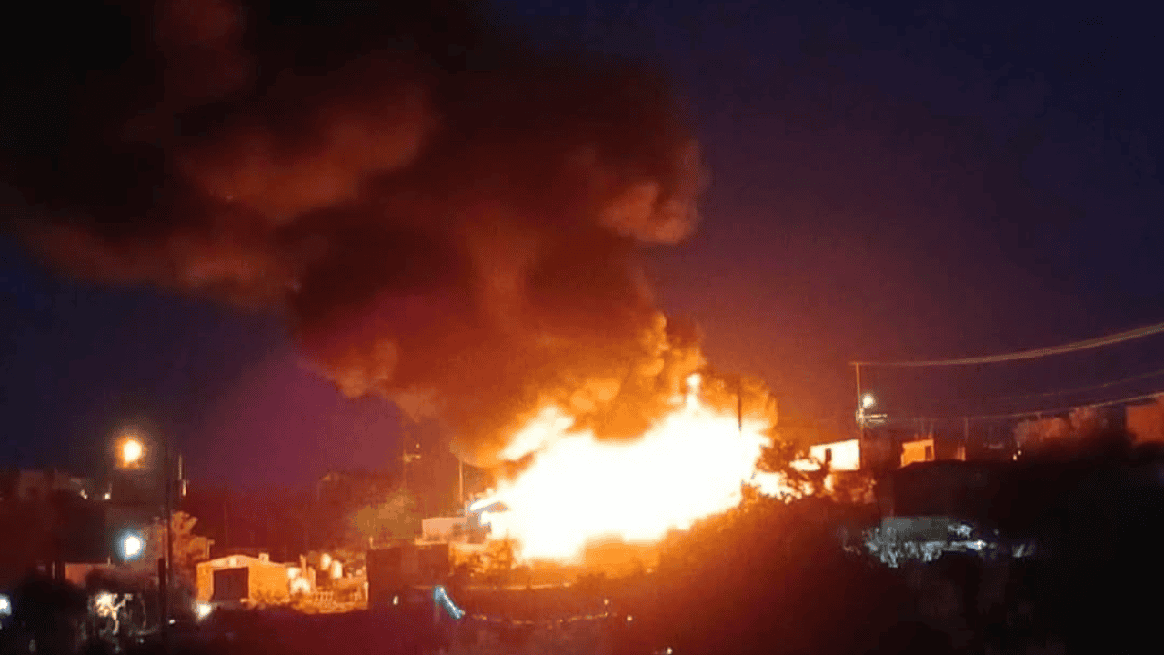Fuerte incendio en Nogales consume al menos cuatro viviendas