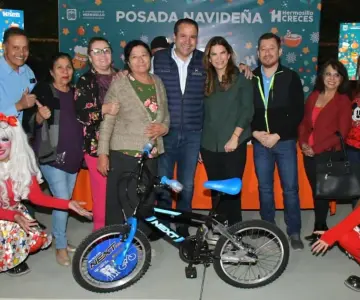 Antonio Astiazarán desea feliz Navidad en convivencia en la colonia Sahuaro