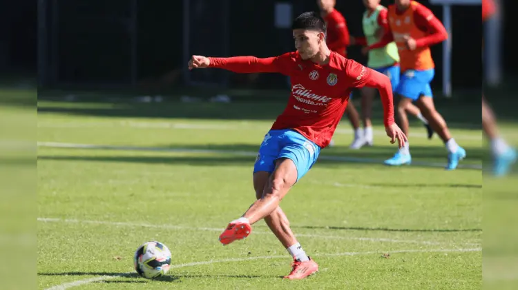 Miguel Tapias ya entrena con Chivas de cara al Clausura 2025. (Foto: Chivas)