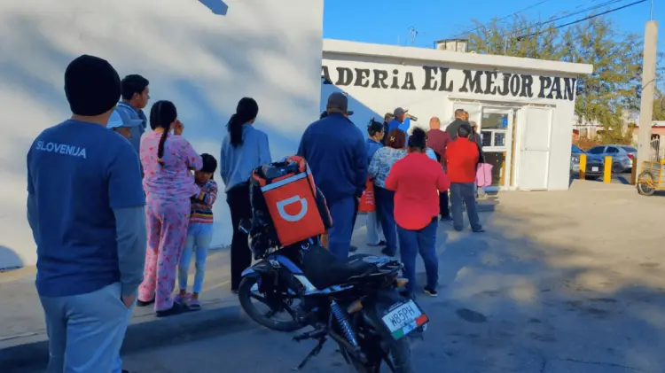 Desde las 6:00 AM las filas fueron largas en esta panadería de Hermosillo. (Foto: Ana María López)