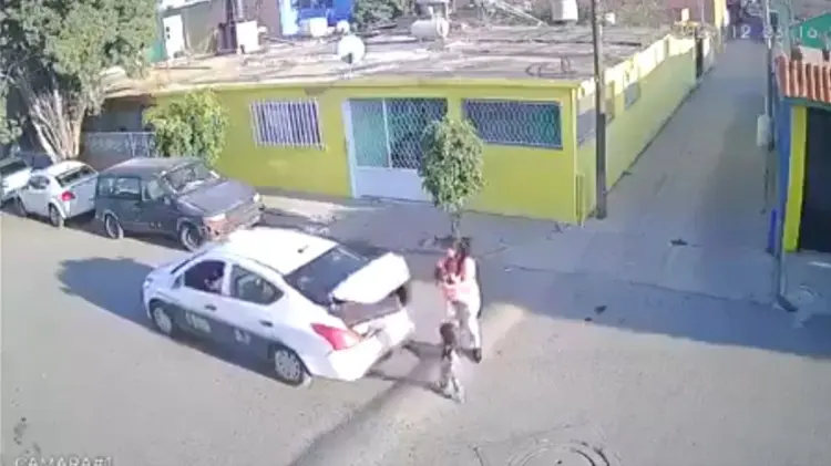 El momento fue captado por una cámara de vigilancia. (Foto: Captura de video)