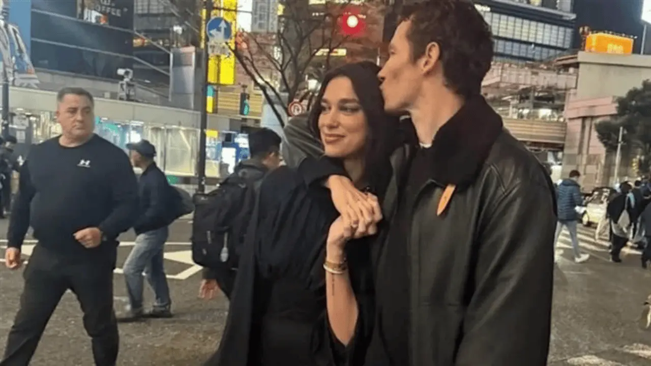 Dua Lipa se compromete con Callum Turner