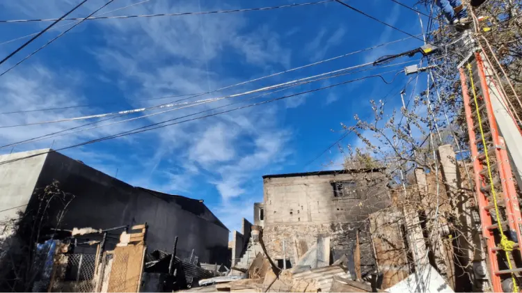 Elementos de emergencia lograron salvar a tres menores y un adulto. (Foto: Cortesía)