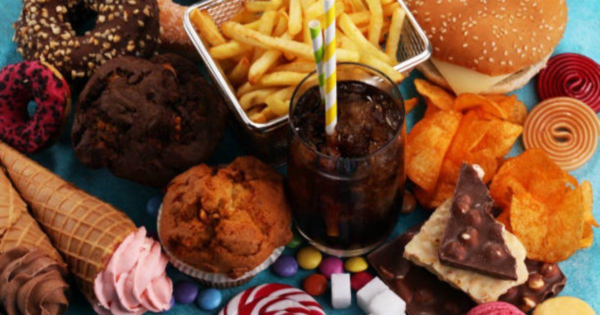 Los 4 alimentos que debes evitar para envejecer con salud