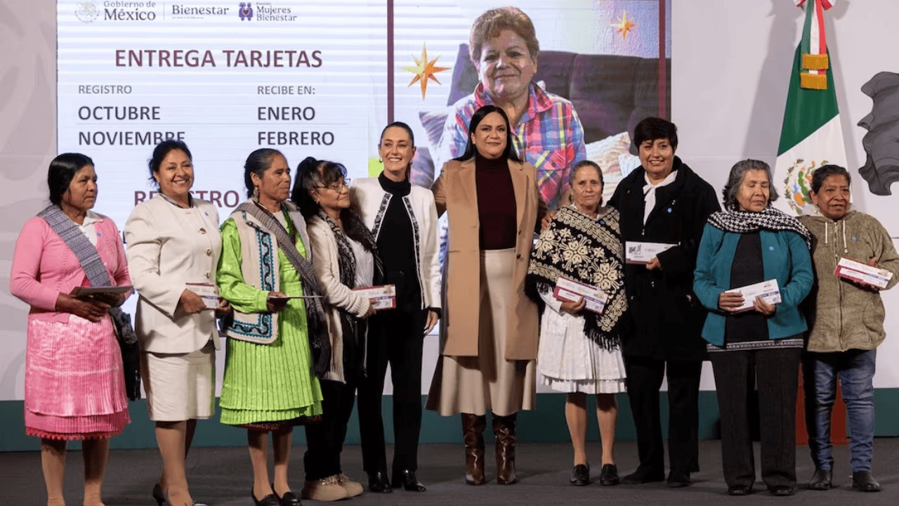 Entrega Sheinbaum las primeras tarjetas Pensión Mujeres Bienestar