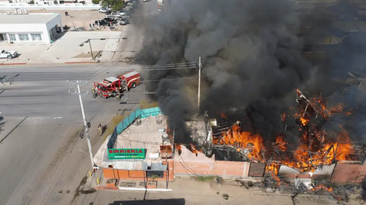 El incendio de extendió a otro comercio contiguo. (Foto: Jesús Ballesteros/EXPRESO)