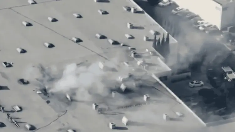 Se podía ver humo negro saliendo de un agujero en el tejado de un almacén. (Foto: Especial/EXPRESO)