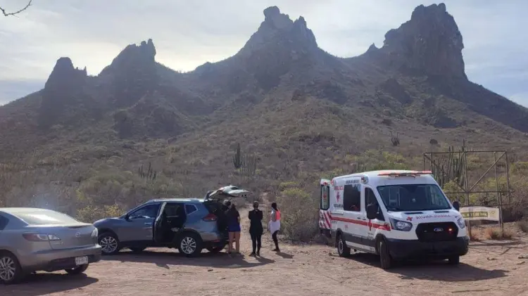 Paramédico de Cruz Roja brindaron auxilio al hombre en el lugar. (Foto: Cortesía)