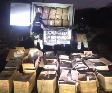 Aseguran camión cargado con mil 400 kilos de metanfetamina en Culiacán