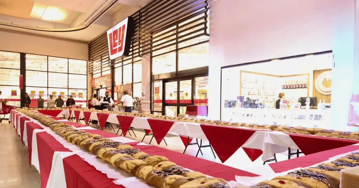 Casa Ley comparte gigante Rosca de Reyes con sus clientes en Hermosillo