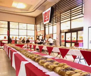 Casa Ley comparte gigante Rosca de Reyes con sus clientes en Hermosillo