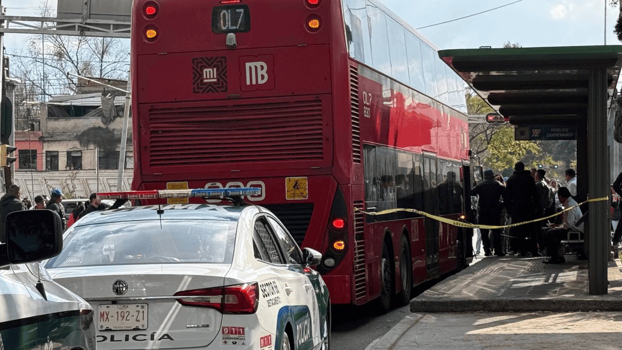 Muere adulta mayor al caer de escaleras del Metrobús