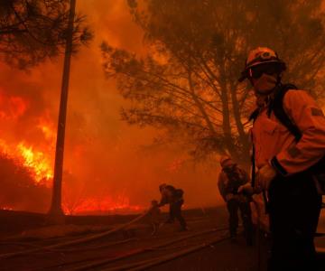 Imágenes impactantes de los incendios forestales en Los Ángeles