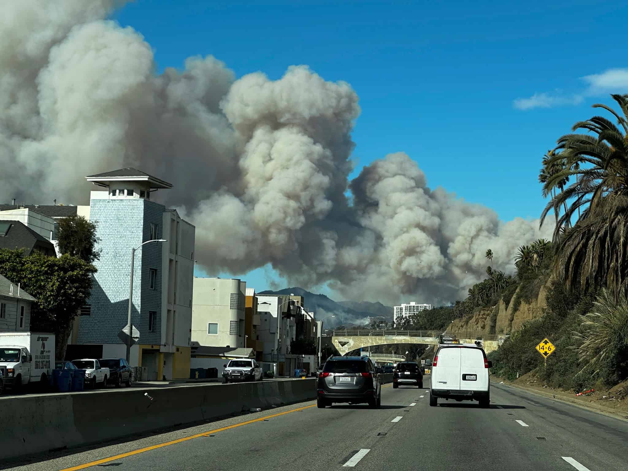 Imágenes impactantes de los incendios forestales en Los Ángeles