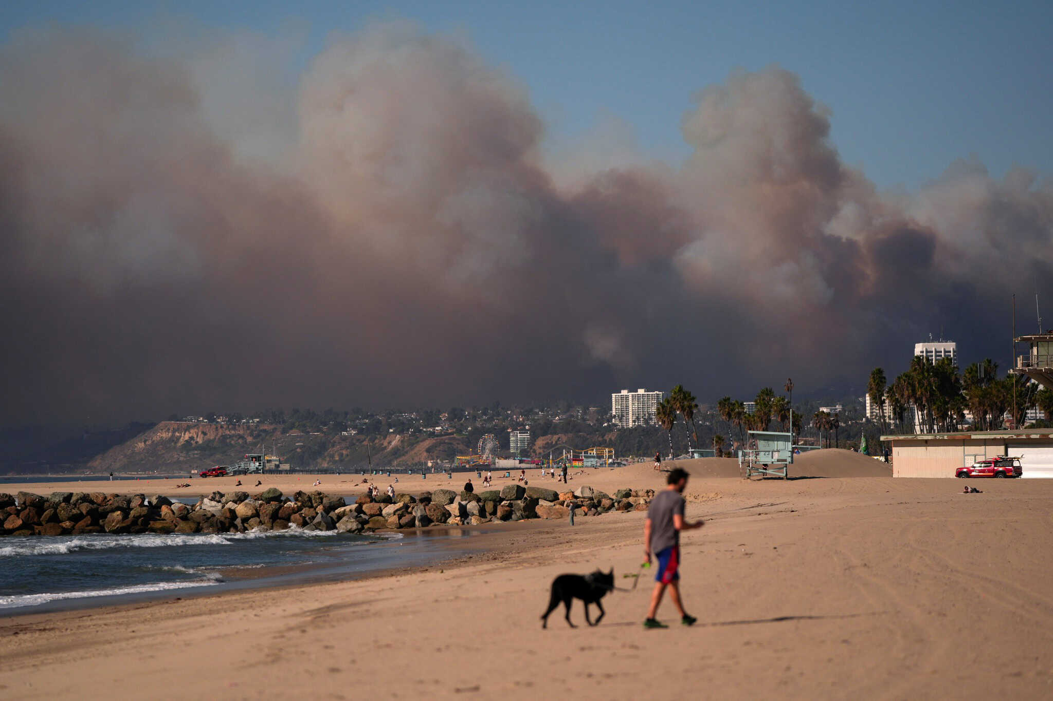 Imágenes impactantes de los incendios forestales en Los Ángeles