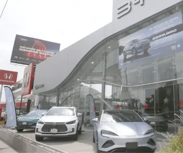 Ventas de autos híbridos y eléctricos se disparan 49% en 2024