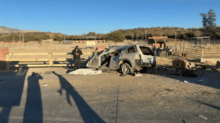 Un automóvil con 9 pasajeros volcó en la carretera. (Foto: Protección Civil Sonora)