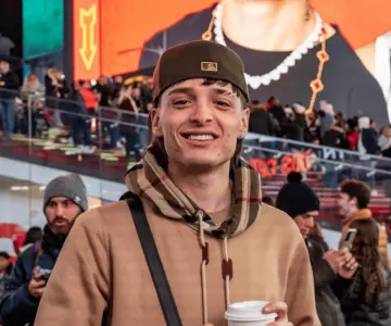 Peso Pluma dona recursos a bomberos de Los Ángeles