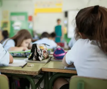 Alumnos regresan a clases tras suspensión por frío en municipios de Sonora