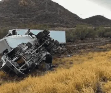Tráiler vuelca en la carretera Guaymas-Hermosillo
