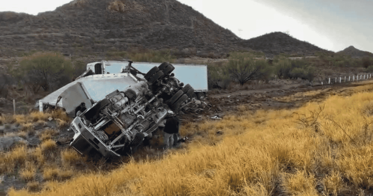 Tráiler vuelca en la carretera Guaymas-Hermosillo